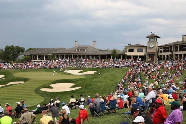 Bilder des Tages - SPORT DUBLIN, OH - JUNE 04: Spectators watch as PGA Golf Herren golfer Jason Day putts on the 18th hole during the Memorial Tournament - Final Round on June 04, 2017 at Muirfield Village Golf Club in Dublin, Ohio (Photo by Brian Spurlock Icon Sportswire) GOLF: JUN 04 PGA - the Memorial Tournament - Final Round Icon1706040378 EDITORIAL USE ONLY
