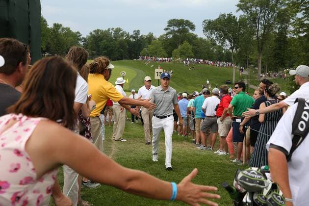 DUBLIN, OH - JUNE 04: PGA Golf Herren golfer Jordan Spieth high fives the fans as he walks to the 14th tee during the Memorial Tournament - Final Round on June 04, 2017 at Muirfield Village Golf Club in Dublin, Ohio (Photo by Brian Spurlock Icon Sportswire) GOLF: JUN 04 PGA - the Memorial Tournament - Final Round Icon1706040379 EDITORIAL USE ONLY