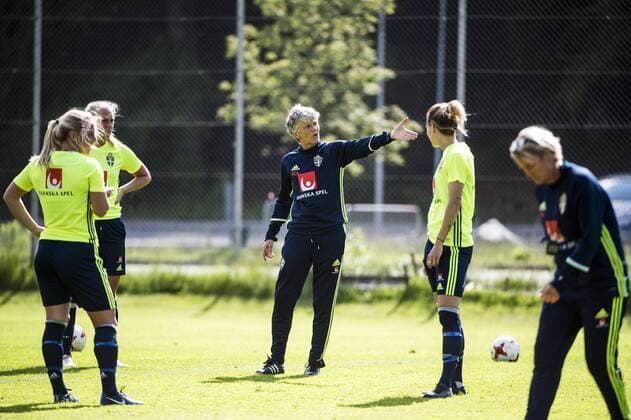 170605 Pia Sundhage under en träning med det svenska damlandslaget i fotboll den 5 juni 2017 i Göteborg.  Copyright: LINExSKAUGRUDxLANDEVIK BB170605LS023