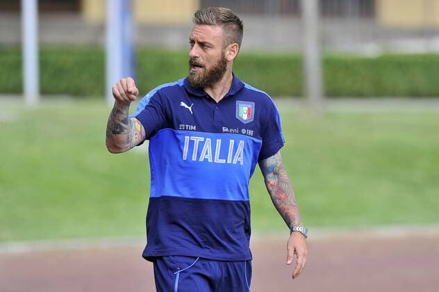 Italy: Italy s soccer team training session Italy s player Daniele De Rossi during the training session at the Coverciano Training Center. The Italian national team Nationalteam will face in a friendly match the Uruguay national team in Nice on 7th June 2017 and Liechtenstein in Udine on 11th June 2017, match valid for FIFA World Cup WM Weltmeisterschaft Fussball Russia 2018 Qualifiers Europe Group G.  GiacomoxMorinix xPacificxPress