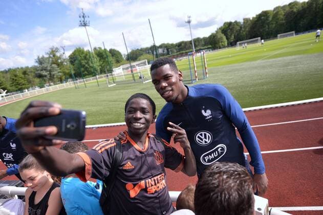 Bilder des Tages - SPORT Paul Pogba - autographe - selfie FOOTBALL : Entrainement Equipe de France - Clairefontaine - 05 06 2017 AnthonyBIBARD FEP Panoramic 