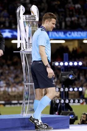 BRYCH Felix Schiedsrichter GER bei der Siegerehrung UEFA Champions League Finale 2017 Juventus Turin - Real Madrid 1 : 4 in Cardiff in Wales am 03.Juni 2017 im National Stadion of Wales 
