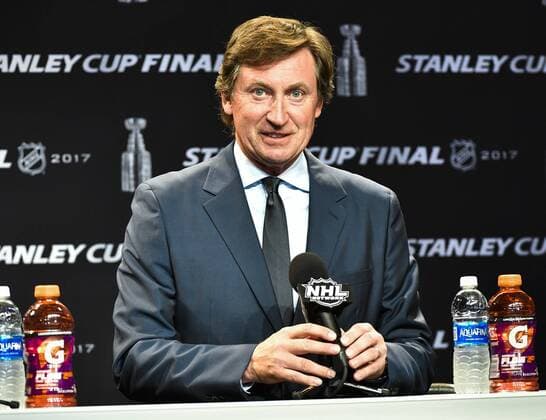 June 5, 2017; Nashville TN, USA Wayne Gretzky is name the Centennial Ambassador for the NHL Eishockey Herren USA during the press conference PK Pressekonferenz during of game four between the Pittsburg Penguins vs the Nashville Predators in the Stanley Cup Finals at Bridgestone Arena. Steve Roberts Cal Media NHL 2017: Penguins vs Predators JUNE 5 - ZUMAc04_ 20170605_zaf_c04_001 Copyright: xStevexRoberts CalxSportxMediax