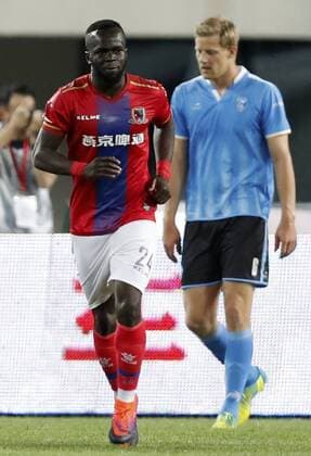 (170606) -- BEIJING, June 6, 2017 -- This file photo taken on June 3, 2017 shows Beijing Enterprises s midfielder Chieck Tiote (L) of Ivory Coast looks on during a Chinese second-tier League match between Beijing Enterprises and Baoding Rongda in Beijing. Cheick Tiote died in hospital after collapsing at the club s training ground on June 5, 2017. Tiote joined Chinese second-tier side Beijing Enterprises form Newcastle on February 5. ) (SP)CHINA-BEIJING-SOCCER-TIOTE WangxLili 