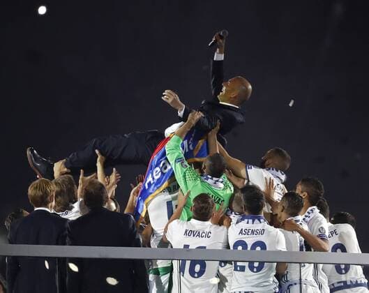 Madrid, Spain 04.06.2017, Feier von Real Madrid nach dem Gewinn der UEFA Champions League - 2016 17, Trainer Zinedine Zidane (Real Madrid) wird von den Spielern gefeiert ( DeFodi523