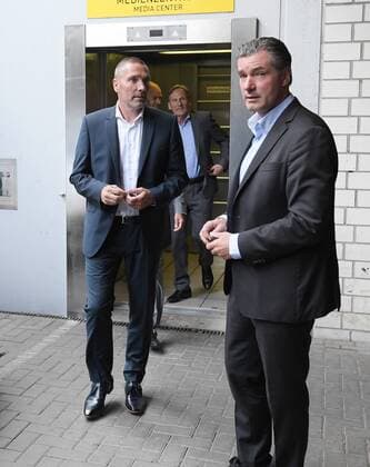 06.06.2017, Fussball GER, 1. Bundesliga Saison 2017 2018, Pressekonferenz von Borussia Dortmund zur Neuvorstellung von Trainer Peter Bosz. Co Trainer Hendrie Kruezen, Hendrie Krüzen (Borussia Dortmund), links und Manager Michael Zorc (Borussia Dortmund), re.