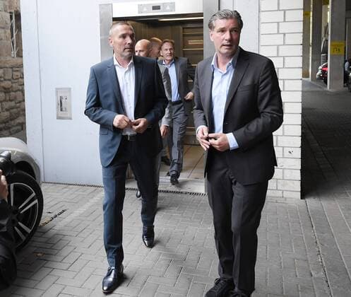 06.06.2017, Fussball GER, 1. Bundesliga Saison 2017 2018, Pressekonferenz von Borussia Dortmund zur Neuvorstellung von Trainer Peter Bosz. Co Trainer Hendrie Kruezen, Hendrie Krüzen (Borussia Dortmund), links und Manager Michael Zorc (Borussia Dortmund), re., hinten Geschaeftsfuehrer Hans-Joachim Watzke, Hans Joachim Watzke, (Borussia Dortmund) und Trainer Peter Bosz (Borussia Dortmund)