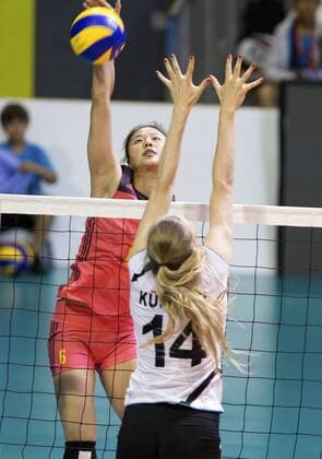(170607) -- MONTREUX, June 7, 2017 -- China s Gong Xiangyu (L) spikes the ball during the Pool A match between China and Switzerland in 2017 Montreux Volleyball Masters in Montreux, Switzerland, on June 6, 2017. China won 3-0. )(wll) (SP)SWITZERLAND-MONTREUX-VOLLEYBALL-MASTERS-CHN VS SUI XuxJinquan 