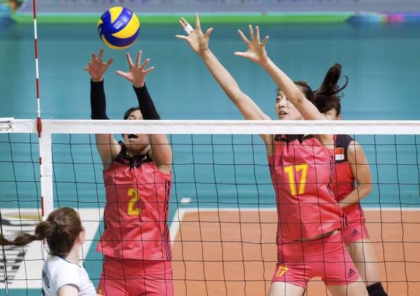 (170607) -- MONTREUX, June 7, 2017 -- China s Wang Yuanyuan (2nd R) and Qian Xiaowen(2nd L) block during the Pool A match between China and Switzerland in 2017 Montreux Volleyball Masters in Montreux, Switzerland, on June 6, 2017. China won 3-0. )(wll) (SP)SWITZERLAND-MONTREUX-VOLLEYBALL-MASTERS-CHN VS SUI XuxJinquan 