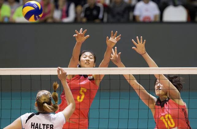 (170607) -- MONTREUX, June 7, 2017 -- China s Liu Xiaotong (R) and Gao Yi (C) block during the Pool A match between China and Switzerland in 2017 Montreux Volleyball Masters in Montreux, Switzerland, on June 6, 2017. China won 3-0. )(wll) (SP)SWITZERLAND-MONTREUX-VOLLEYBALL-MASTERS-CHN VS SUI XuxJinquan 