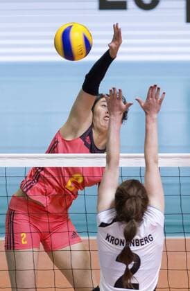 Bilder des Tages - SPORT (170607) -- MONTREUX, June 7, 2017 -- China s Qian Xiaowen (L) spikes the ball during the Pool A match between China and Switzerland in 2017 Montreux Volleyball Masters in Montreux, Switzerland, on June 6, 2017. China won 3-0. )(wll) (SP)SWITZERLAND-MONTREUX-VOLLEYBALL-MASTERS-CHN VS SUI XuxJinquan 