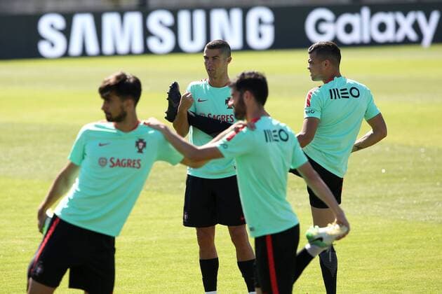 June 7, 2017 - Lisbon, Portugal - Portugal s forward Cristiano Ronaldo (C ) warms up with teammates during a training session at Cidade do Futebol (Football City) training camp in Oeiras, outskirts of Lisbon on June 7, 2017, ahead of the FIFA World Cup WM Weltmeisterschaft Fussball Russia 2018 qualifier match Latvia vs Portugal. Photo: . Cristiano Ronaldo joins Portugal s Football Team training session in Lisbon - ZUMAf123 20170607_zap_f123_009 Copyright: xPedroxFiuzax