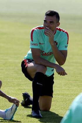 June 7, 2017 - Lisbon, Portugal - Portugal s defender Pepe stretches during a training session at Cidade do Futebol (Football City) training camp in Oeiras, outskirts of Lisbon on June 7, 2017, ahead of the FIFA World Cup WM Weltmeisterschaft Fussball Russia 2018 qualifier match Latvia vs Portugal. Portugal Training and press conference PK Pressekonferenz  - ZUMAn230 20170607_zaa_n230_089 Copyright: xPedroxFiuzax
