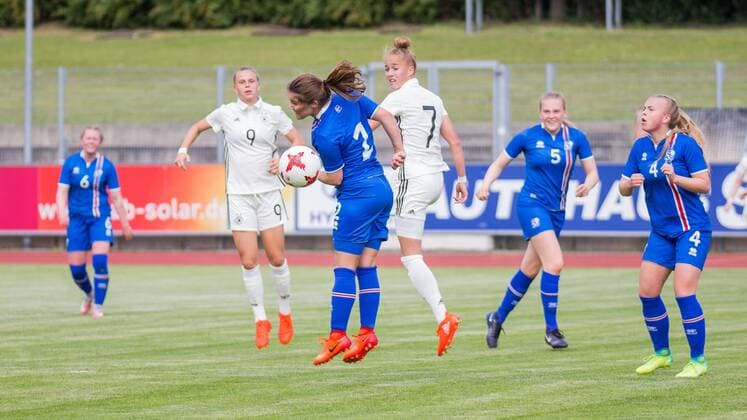 v.li.: Klara Bühl (GER, 9), Anna Petursdottir (ISL, 2), Giulia Gwinn (GER, 7), Mist Thormodsdottir (ISL, 5), Kristin Dis Arnadottir (ISL, 4), Fußball, Frauen, Länderspiel, Deutschland - Island, xprx