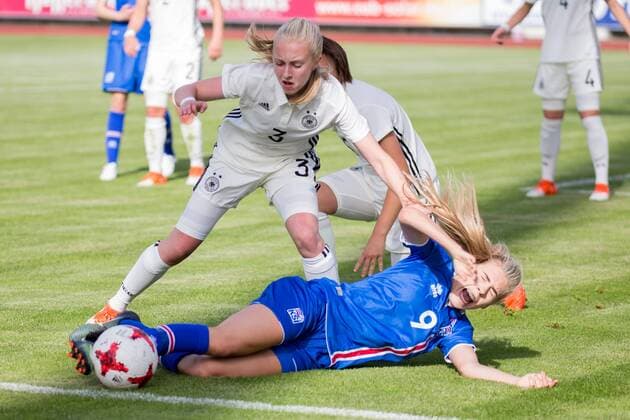 v.li.: Caroline Siems (GER, 3), Asdis Halldorsdottir (ISL, 9); Zweikampf, Duell, Aktion, action, Fußball, Frauen, Länderspiel, Deutschland - Island, xprx
