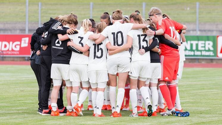 Bilder des Tages - SPORT Teamkreis, Mannschaftskreis, Ansprache, Motivation nach dem Spiel; Jubel, celebration bei Deutschland über den Sieg, Fußball, Frauen, Länderspiel, Deutschland - Island, xprx