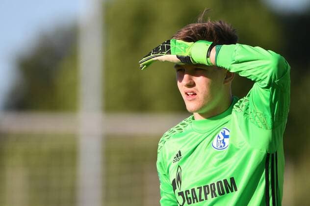 Yannic Lenze (Torwart, Schalke, 1) gibt Anweisungen, gestikuliert, mit den Armen gestikulieren, gives instructions, gesticulate Einzelbild, Aktion, Action, Fussball, Deutsche B-Junioren Meisterschaft, Halbfinale, FC Bayern München - FC Schalke 04, xslx