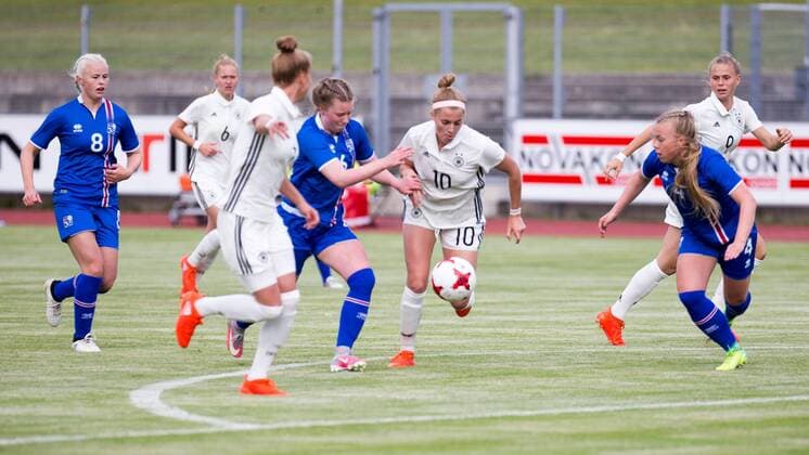 v.li.: Selma Sol Magnusdottir (ISL, 6) und Laura Freigang (GER, 10) im Zweikampf, Duell, Aktion, action, Fußball, Frauen, Länderspiel, Deutschland - Island, xprx