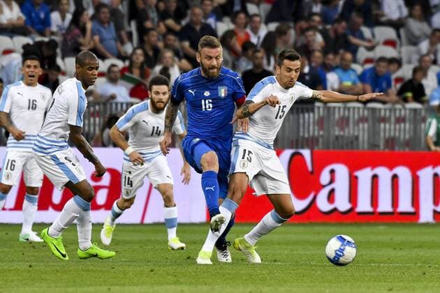 Daniela De Rossi (Italie) - Matias Vecino (Urugay) FOOTBALL : Italie vs Uruguay - Match amical - Nice - 07 06 2017 NorbertScanella Panoramic 