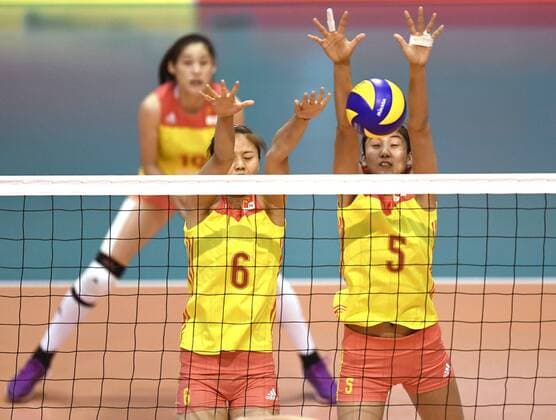 (170608) -- MONTREUX, June 8, 2017 -- China s Gong Xiangyu (L) sand Gao Yi block during the Pool A match between China and the Netherlands in 2017 Montreux Volleyball Masters in Montreux, Switzerland, on June 7, 2017. China won 3-2. )(wll) (SP)SWITZERLAND-MONTREUX-VOLLEYBALL-MASTERS-CHN VS NED AlainxGrosclaude 