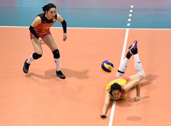 (170608) -- MONTREUX, June 8, 2017 -- China s Liu Xiaotong (R) saves the ball during the Pool A match between China and the Netherlands in 2017 Montreux Volleyball Masters in Montreux, Switzerland, on June 7, 2017. China won 3-2. )(wll) (SP)SWITZERLAND-MONTREUX-VOLLEYBALL-MASTERS-CHN VS NED AlainxGrosclaude 