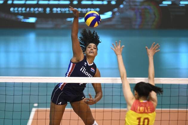 (170608) -- MONTREUX, June 8, 2017 -- Celeste Plak (L) of the Neterhlands spikes the ball during the Pool A match between China and the Netherlands in 2017 Montreux Volleyball Masters in Montreux, Switzerland, on June 7, 2017. China won 3-2. )(wll) (SP)SWITZERLAND-MONTREUX-VOLLEYBALL-MASTERS-CHN VS NED AlainxGrosclaude 