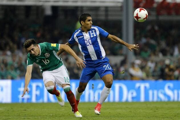 Mexico s Hector Herrera (L) vies for the ball with Hondura s Jorge Claros (R) during their Concacaf qualification soccer match for FIFA World Cup WM Weltmeisterschaft Fussball Russia 2018 between Mexico and Honduras, at Azteca stadium in Mexico City, Mexico, 08 June 2017. Mexico vs. Honduras !ACHTUNG: NUR REDAKTIONELLE NUTZUNG!  Copyright: xJoséxMéndezx MEX50 20170609-636325859328925405