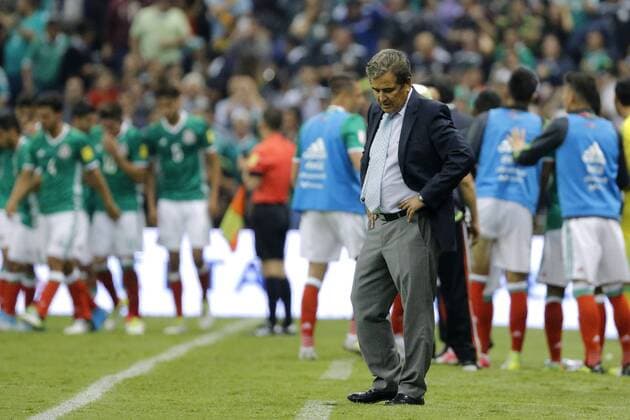 Hondura s head coach Jorge Luis Pinto reacts during their Concacaf qualification soccer match for FIFA World Cup WM Weltmeisterschaft Fussball Russia 2018 between Mexico and Honduras, at Azteca stadium in Mexico City, Mexico, 08 June 2017. Mexico vs. Honduras !ACHTUNG: NUR REDAKTIONELLE NUTZUNG!  Copyright: xJoséxMéndezx MEX50 20170609-636325861255550105