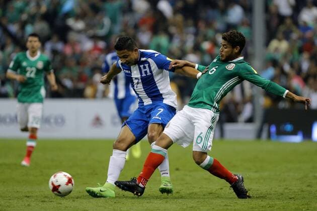 Mexico s Jonathan dos Santos (R) vies for the ball with Hondura s Emilio Izaguirre (L) during their Concacaf qualification soccer match for FIFA World Cup WM Weltmeisterschaft Fussball Russia 2018 between Mexico and Honduras, at Azteca stadium in Mexico City, Mexico, 08 June 2017. Mexico vs. Honduras !ACHTUNG: NUR REDAKTIONELLE NUTZUNG!  Copyright: xJoséxMéndezx MEX50 20170609-636325861264130215