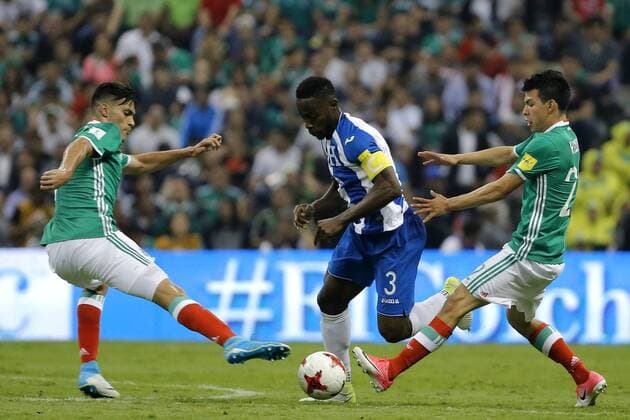Mexico s Raul Jimenez (L) and Hirving Lozano (R) vie for the ball with Hondura s Maynor Figueroa (C) during their Concacaf qualification soccer match for FIFA World Cup WM Weltmeisterschaft Fussball Russia 2018 between Mexico and Honduras, at Azteca stadium in Mexico City, Mexico, 08 June 2017. Mexico vs. Honduras !ACHTUNG: NUR REDAKTIONELLE NUTZUNG!  Copyright: xJoséxMéndezx MEX50 20170609-636325861276922379