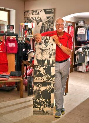 08.06.2017, Fussball FC Bayern München, Ex-Bayernspieler und Europacup-Legende Franz Bulle Roth steht in seinem Sportshop Franz Roth in Bad Wörishofen im Allgäu. Stolz präsentiert er alte Bilder von seinen historischen Europacup-Siegen mit dem FC Bayern. 