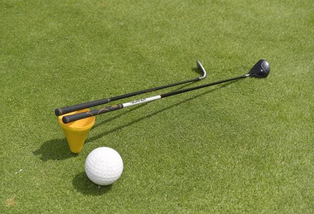 08.06.2017, Zwei Golfschläger liegen am Abschlag auf dem Green auf dem Golfplatz Türkheim im Allgäu. 