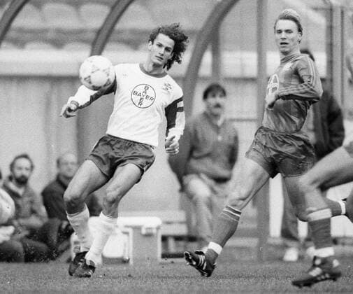 DFB Pokal: Bayer 04 Leverkusen - Bayer 05 Uerdingen (0:1 03.11.1990). Heiko Herrlich Bayer 04 Leverkusen in Aktion. Re: Horst Steffen (Uerdingen). HM