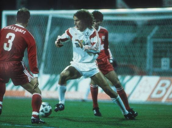 DFB Pokal Viertelfinale: Bayer 04 Leverkusen - VFB Stuttgart 30.10.1991 (0:0 n.V.). Heiko Herrlich (LEV) am Ball. HM