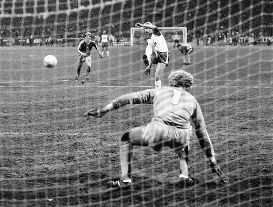 22.04.1986 Werder Bremen - Bayern München 0:0 Michael Kutzop (Werder) verschiesst 11m gegen TW Jean-Marie Pfaff (FCB). HM