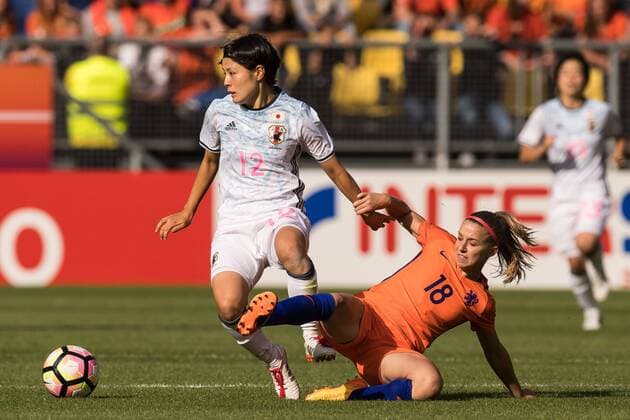 (L-R) Naomoto Hikaru of Japan, Jacky Groenen of the Netherlandsduring the friendly match between the women of The Netherlands and Japan at the Rat Verlegh stadium on June 9, 2017 in Breda, The Netherlands Women: Netherlands v Japan Friendly match 2016 2017 xVIxVIxImagesx xGerritxvanxKeulenxIVx 7969115
