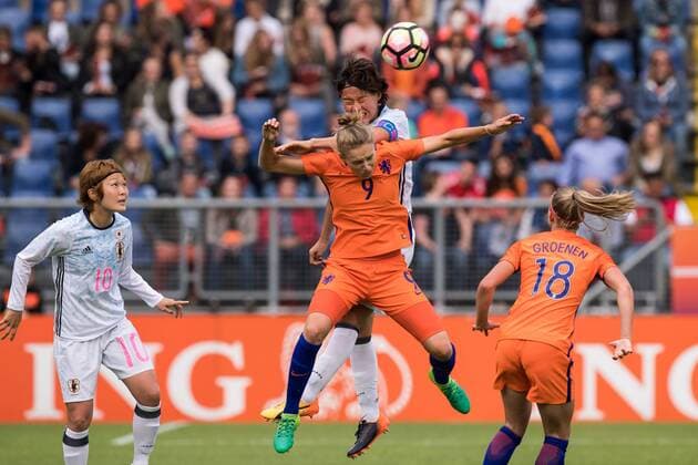 (L-R) Mizuho Sakaguchi of Japan, Saki Kumagai of Japan, Vivianne Miedema of the Netherlands, Jacky Groenen of the Netherlandsduring the friendly match between the women of The Netherlands and Japan at the Rat Verlegh stadium on June 9, 2017 in Breda, The Netherlands Women: Netherlands v Japan Friendly match 2016 2017 xVIxVIxImagesx xGerritxvanxKeulenxIVx 7969116
