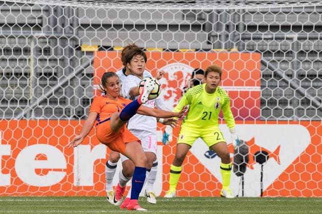 (L-R) Lieke Martens of The Netherlands, Yuika Sugasawa of Japan, goalkeeper Ayake Yamashita of Japanduring the friendly match between the women of The Netherlands and Japan at the Rat Verlegh stadium on June 9, 2017 in Breda, The Netherlands Women: Netherlands v Japan Friendly match 2016 2017 xVIxVIxImagesx xGerritxvanxKeulenxIVx 7969117