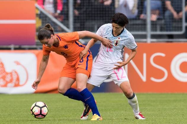 (L-R) Sherida Spitse of the Netherlands, Naomoto Hikaru of Japanduring the friendly match between the women of The Netherlands and Japan at the Rat Verlegh stadium on June 9, 2017 in Breda, The Netherlands Women: Netherlands v Japan Friendly match 2016 2017 xVIxVIxImagesx xGerritxvanxKeulenxIVx 7969486