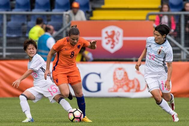 (L-R) Yuka Momiki of Japan, Sherida Spitse of the Netherlands, Naomoto Hikaru of Japanduring the friendly match between the women of The Netherlands and Japan at the Rat Verlegh stadium on June 9, 2017 in Breda, The Netherlands Women: Netherlands v Japan Friendly match 2016 2017 xVIxVIxImagesx xGerritxvanxKeulenxIVx 7969487