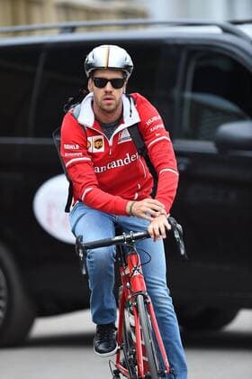 Bilder des Tages - SPORT Sebastian Vettel (Scuderia Ferrari) mit Fahrrad, Grosser Preis von Kanada 2017, Freies Training, Motorsport, Formel 1, 09.06.2017, Montreal Copyright: xAndre Eibner-Pressefotox EP_JAE