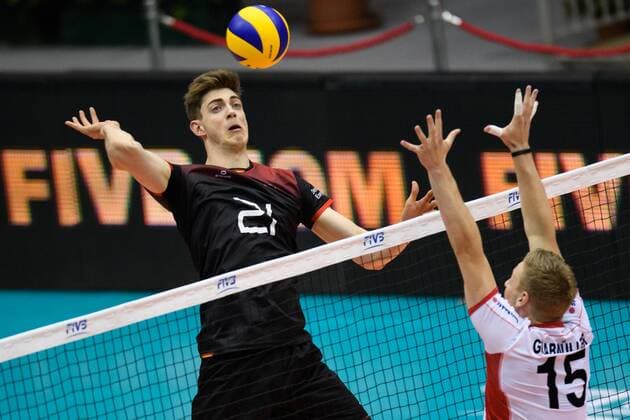 Bilder des Tages - SPORT 09.06.2017, TipsArena, Linz Volleyball, 2017 FIVB World League, Österreich Oesterreich (AUT) vs. Deutschland (GER) Angriff Tobias Krick ( 21 GER) - Block Nicolai Grabmüller Grabmueller ( 15 AUT)