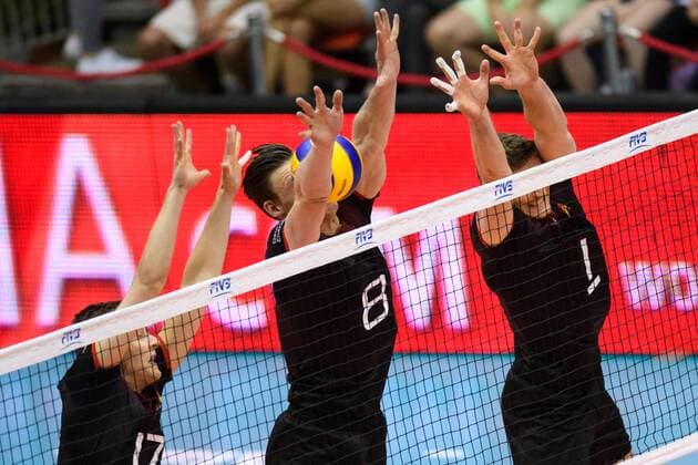 09.06.2017, TipsArena, Linz Volleyball, 2017 FIVB World League, Österreich Oesterreich (AUT) vs. Deutschland (GER) Block Dreierblock Jan Zimmermann ( 17 GER), Marcus Böhme Boehme ( 8 GER), Christian Fromm ( 1 GER)