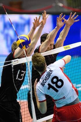 09.06.2017, TipsArena, Linz Volleyball, 2017 FIVB World League, Österreich Oesterreich (AUT) vs. Deutschland (GER) Block Doppelblock Simon Hirsch ( 13 GER), Marcus Böhme Boehme ( 8 GER) - Angriff Paul Buchegger ( 18 AUT)