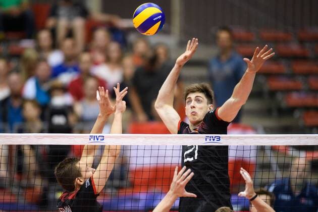 09.06.2017, TipsArena, Linz Volleyball, 2017 FIVB World League, Österreich Oesterreich (AUT) vs. Deutschland (GER) Zuspiel Jan Zimmermann ( 17 GER), Tobias Krick ( 21 GER)