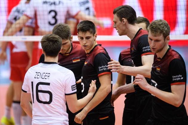 09.06.2017, TipsArena, Linz Volleyball, 2017 FIVB World League, Österreich Oesterreich (AUT) vs. Deutschland (GER) Julian Zenger ( 16 GER), Ruben Schott ( 3 GER), Moritz Reichert ( 5 GER), Marcus Böhme Boehme ( 8 GER), Simon Hirsch ( 13 GER) enttäuscht enttaeuscht traurig