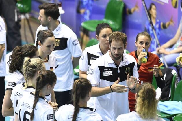(170610) -- MONTREUX, June 10, 2017 -- Felix Koslowski (2nd R), head coach of Germany gives instructions to his players during the Pool B match between Germany and Poland in 2017 Montreux Volleyball Masters in Montreux, Switzerland, on June 9, 2017. Germany lost 2-3. )(wll) (SP)SWITZERLAND-MONTREUX-VOLLEYBALL-MASTERS-GER VS POL AlainxGrosclaude 