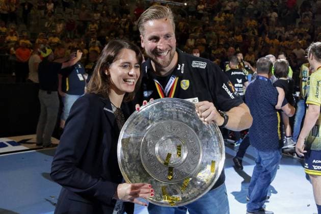v.li.: Jennifer Kettemann (Geschäftsführerin, RNL), Oliver Roggisch (Sportlicher Leiter, RNL), mit der Meisterschale, Gewinner, Sieger, Jubel, Freude, Ehrung, Deutscher Meister 2017, Deutsche Meisterschaft, Titelverteidiger, Titelverteidigung, Pokal, Trophäe, Handball, DKB Bundesliga, Rhein-Neckar Löwen - MT Melsungen, xozx