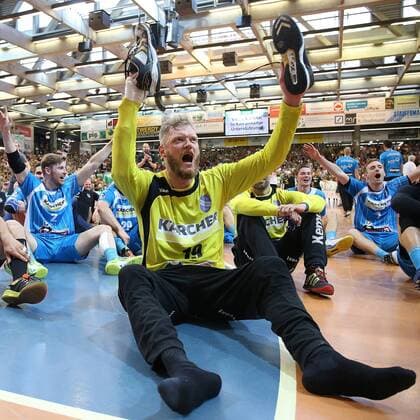 Bilder des Tages - SPORT Göppingen, Handball 1.Bundesliga FRISCH AUF! Göppingen vs. TVB 1898 Stuttgart: TVB jubelt über den Klassenerhalt, vorne Johannes Bitter (TVB),Jubel;Freude
