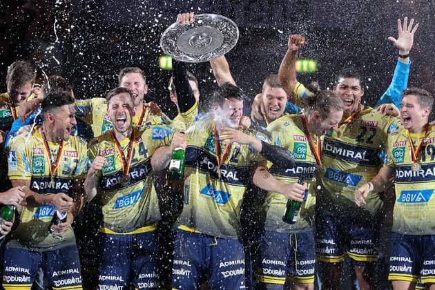Andre Schmid (Andy Schmid, RNL, 2) mit der Trophäe in der Hand, den Spielern der Rhein-Neckar Löwen wird die Meisterschale überreicht, Siegerehrung, Gewinner, Sieger, Jubel, Freude, Ehrung, Deutscher Meister 2017, Deutsche Meisterschaft, Titelverteidiger, Titelverteidigung, Jubel mit Pokal und Sektdusche, Meisterjubel, Handball, DKB Bundesliga, Rhein-Neckar Löwen - MT Melsungen, xozx